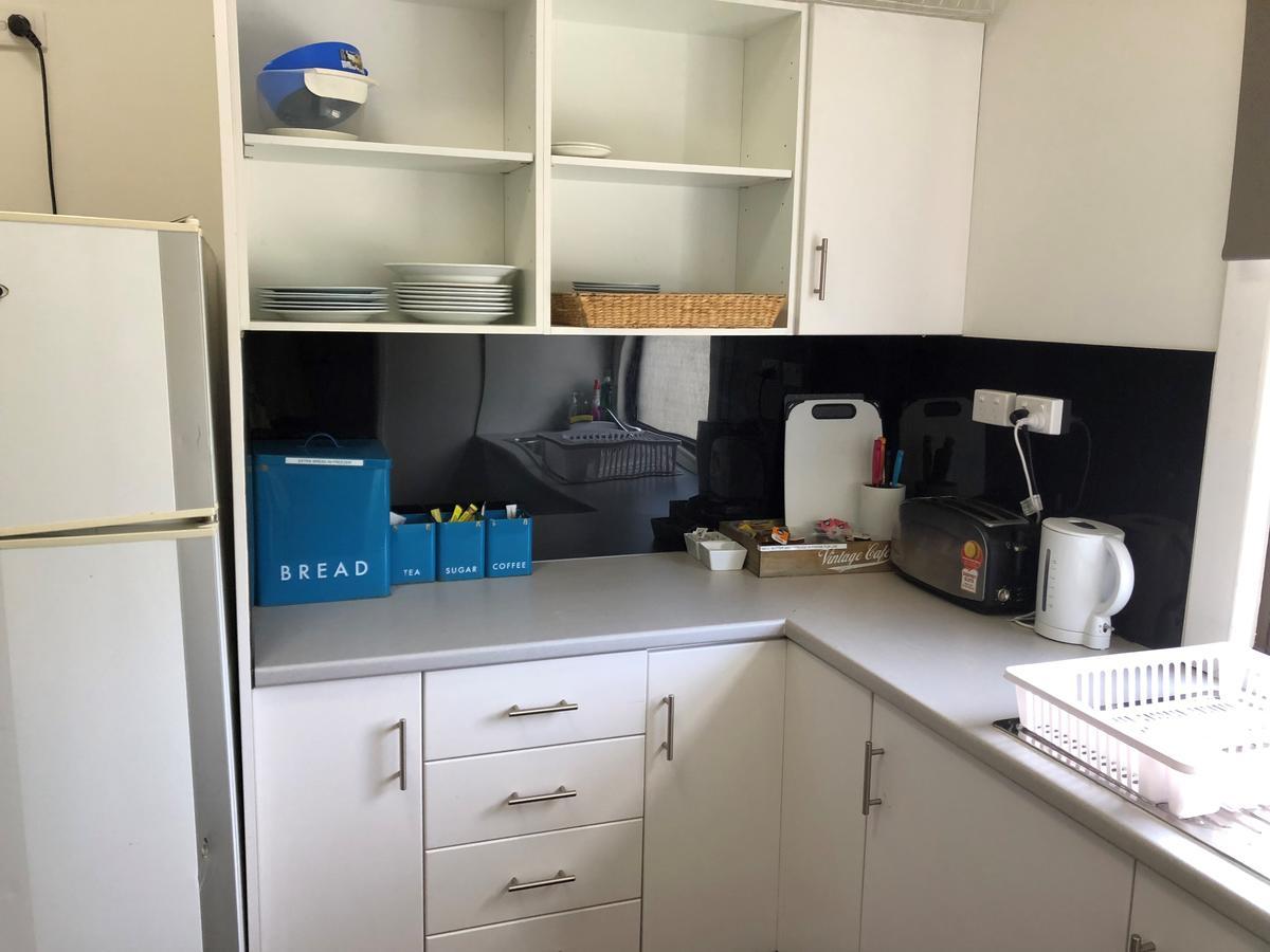Gin Gin Budget Accommodation Bagian luar foto